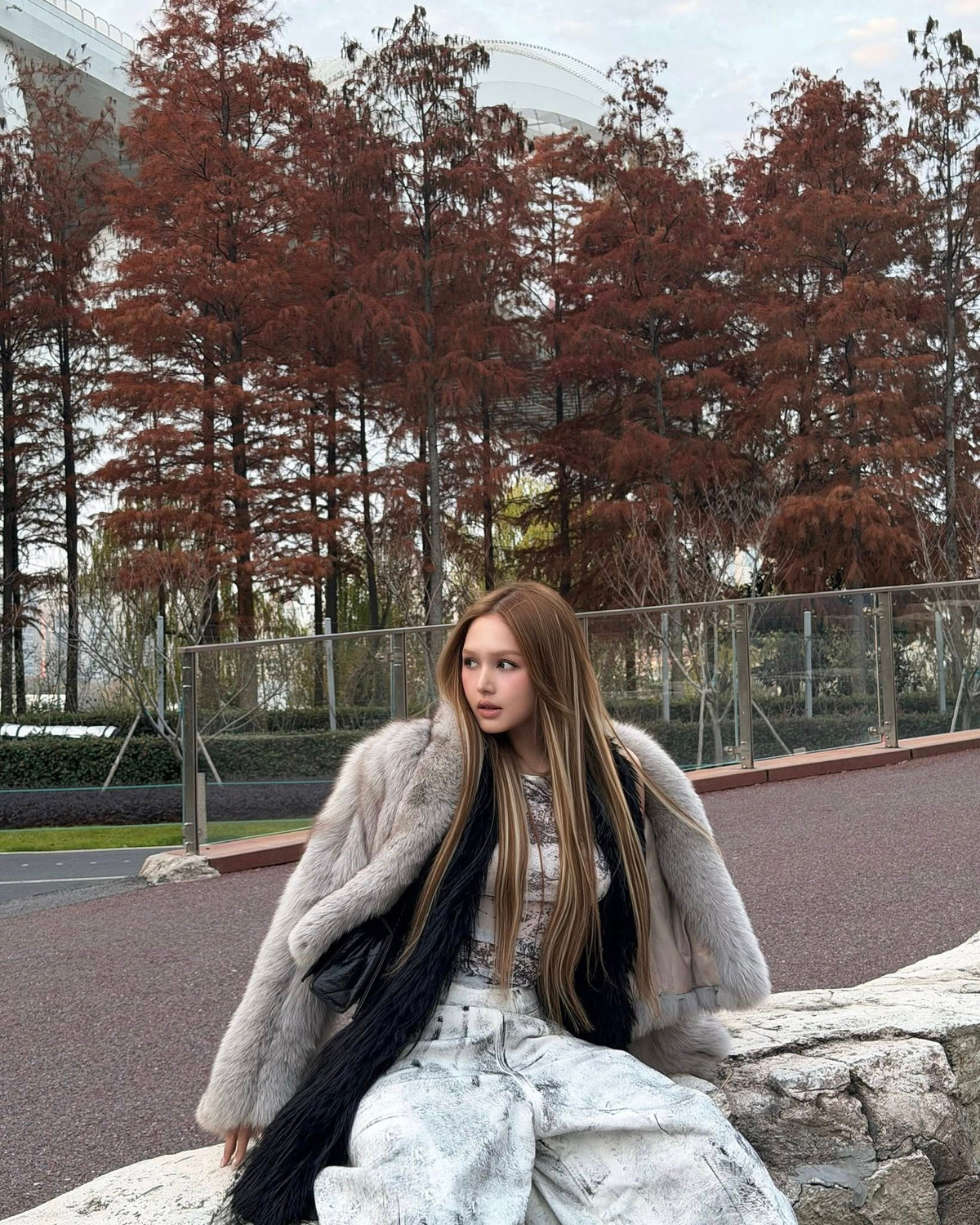 Sau biến cố hôn nhân, Xoài Non vẫn duy trì hoạt động mạng xã hội đều đặn với tinh thần tích cực. Gần đây, cô vướng tin đồn hẹn hò với Gil Lê khi cả hai thường xuyên xuất hiện cùng nhau tại sự kiện và trên livestream, song người trong cuộc chưa từng lên tiếng xác nhận.