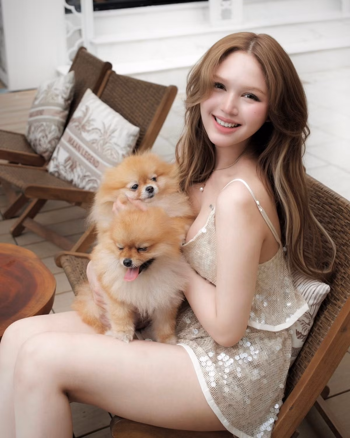 Hiện tại, Xoài Non tập trung nhiều vào công việc người mẫu quảng cáo, hợp tác cùng các nhãn hàng thời trang, mỹ phẩm và thường xuyên livestream bán hàng. Lối trò chuyện gần gũi, dễ thương giúp cô giữ chân lượng người hâm mộ trung thành, đặc biệt là nhóm khán giả trẻ.