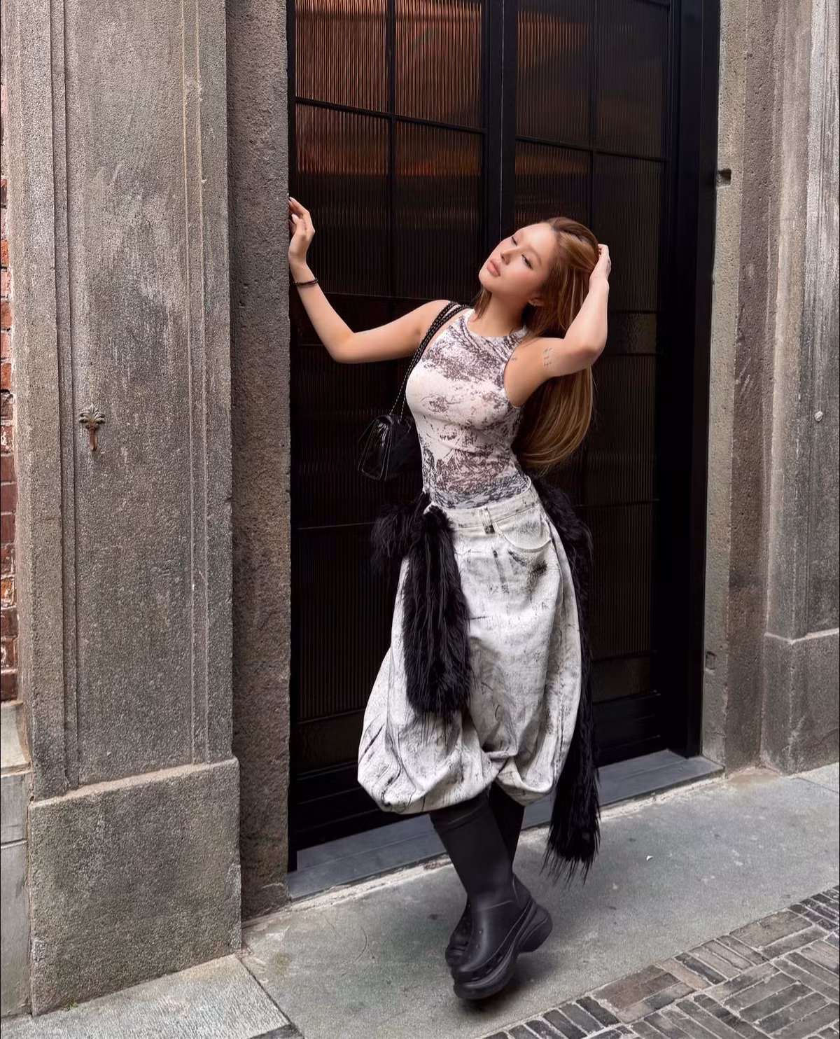 Đời tư của Xoài Non cũng từng là đề tài được công chúng quan tâm. Năm 18 tuổi, cô kết hôn với Nghiêm Anh Hiếu (Xemesis), người được biết đến rộng rãi trong giới streamer. Đám cưới của cả hai khi đó thu hút sự chú ý lớn nhờ độ hoành tráng và dàn khách mời nổi tiếng. Tuy nhiên, đến tháng 6/2024, cả hai xác nhận đã ly hôn sau thời gian chung sống.