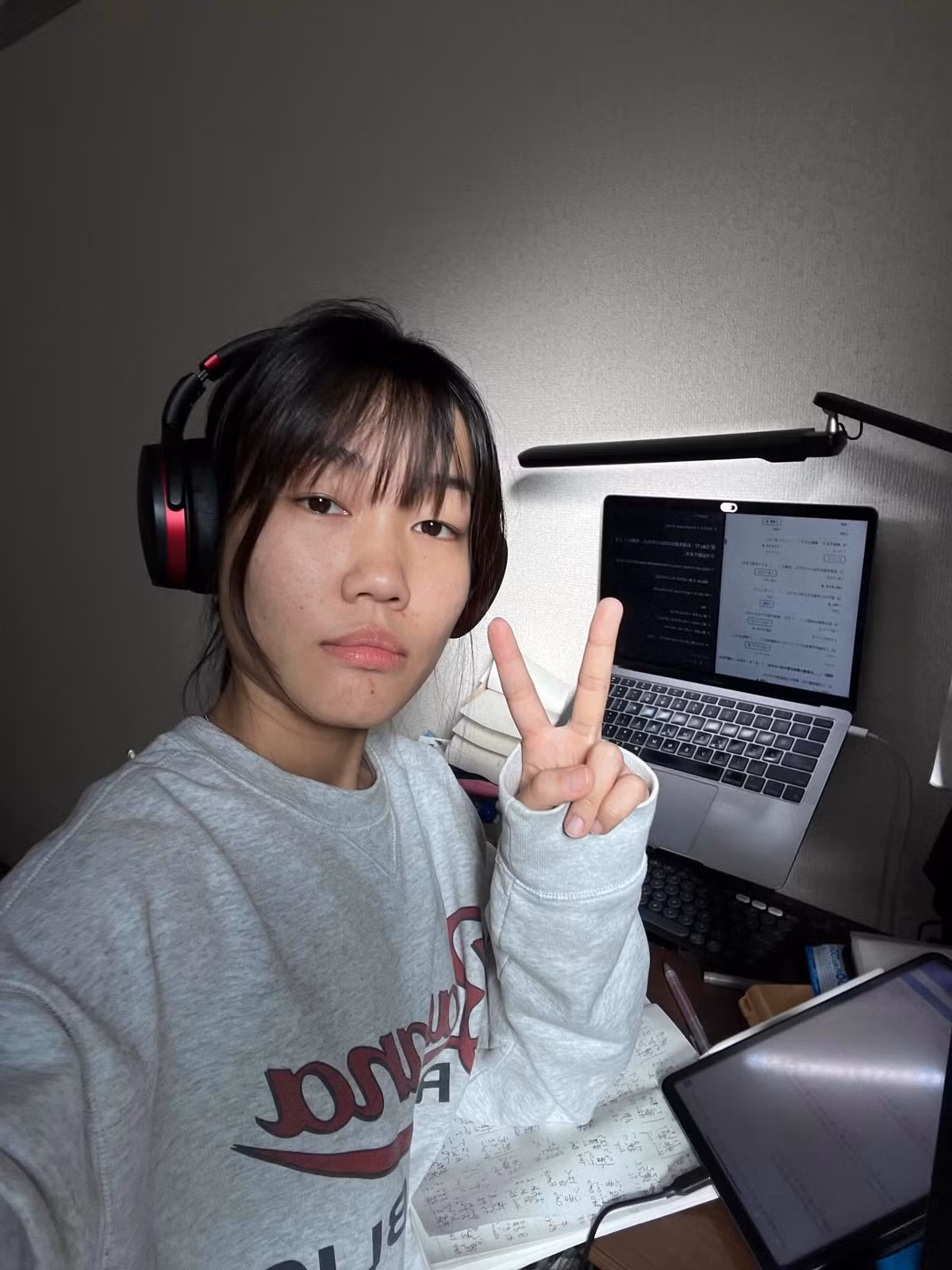 Đến phần "mở rào" đôi bên tặng nhau bánh làm từ dâu tây Đà Lạt, kẹo Nhật Bản. Trong phần trò chuyện, cả hai tìm thấy nhiều điểm tương đồng, bổ trợ lẫn nhau trong tính cách, quan điểm sống.