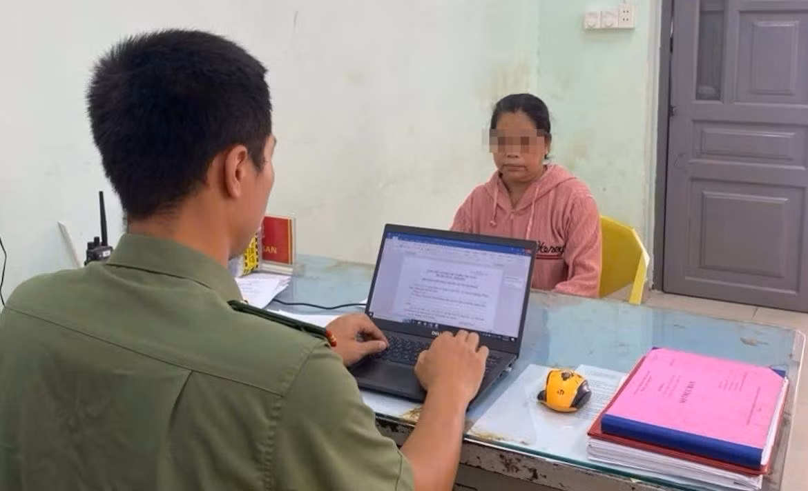 Cơ quan công an làm việc, lấy lời khai của bảo mẫu Triệu Thị Tâm. Ảnh: CACC