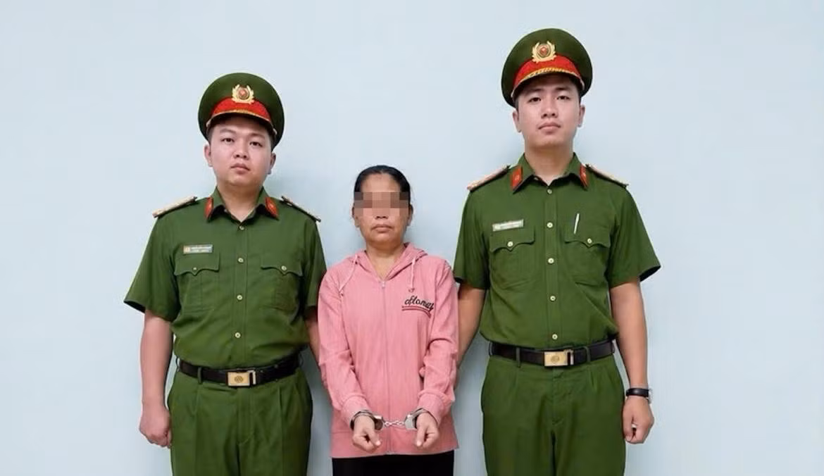 Cơ quan Cảnh sát điều tra Công an TP.HCM thực hiện lệnh bắt khẩn cấp đối với bảo mẫu Triệu Thị Tâm. Ảnh: CACC