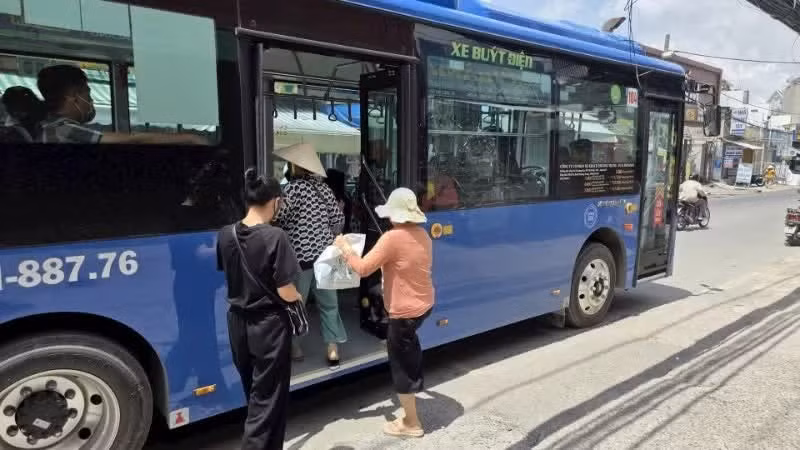 Người dân Thành phố Hồ Chí Minh sử dụng xe buýt điện. (Ảnh: QUÝ HIỀN)