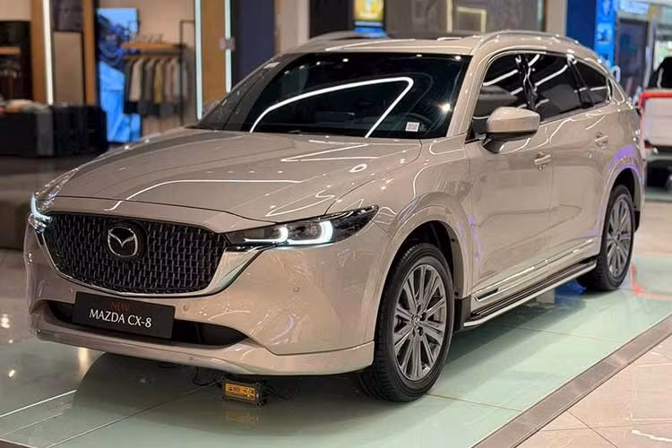 So với bản tiêu chuẩn cũ vốn có giá 969 triệu đồng, Mazda CX-8 2.5 Luxury rẻ hơn 70 triệu đồng. Ngoài ra, Mazda Việt Nam còn đổi tên bản tiêu chuẩn cũ của xe thành CX-8 2.5 Luxury (tùy chọn) và giảm giá xuống 949 triệu đồng. Ngay cả bản 2.5 Premium của dòng SUV hạng trung này cũng được giảm giá xuống còn 1,019 tỷ đồng. Riêng bản 2.5 Signature AWD cao cấp nhất vẫn giữ nguyên giá 1,149 tỷ đồng.