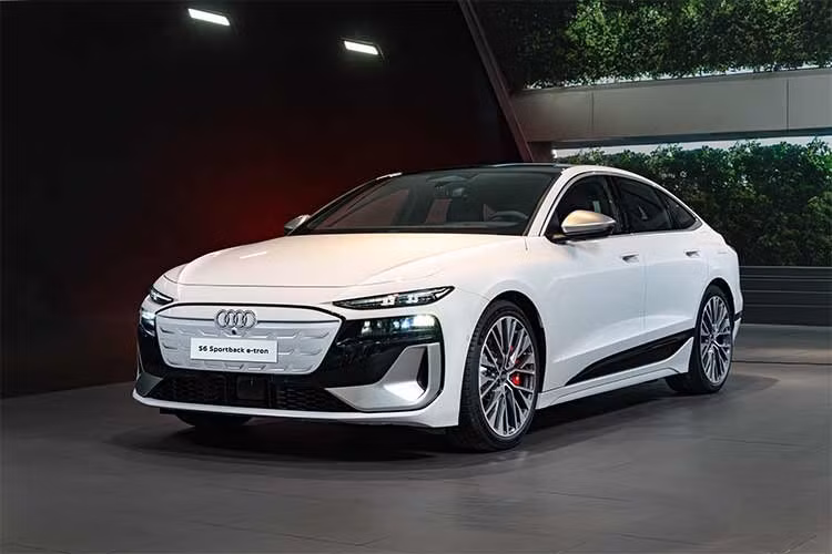 Audi Việt Nam vừa chính thức giới thiệu mẫu Audi S6 Sportback e-tron 2026 tới thị trường trong nước. Không chỉ đơn thuần là một mẫu sedan điện hạng sang, S6 Sportback e-tron còn được xem là bước chuyển mình quan trọng của Audi trong chiến lược điện hóa toàn cầu.