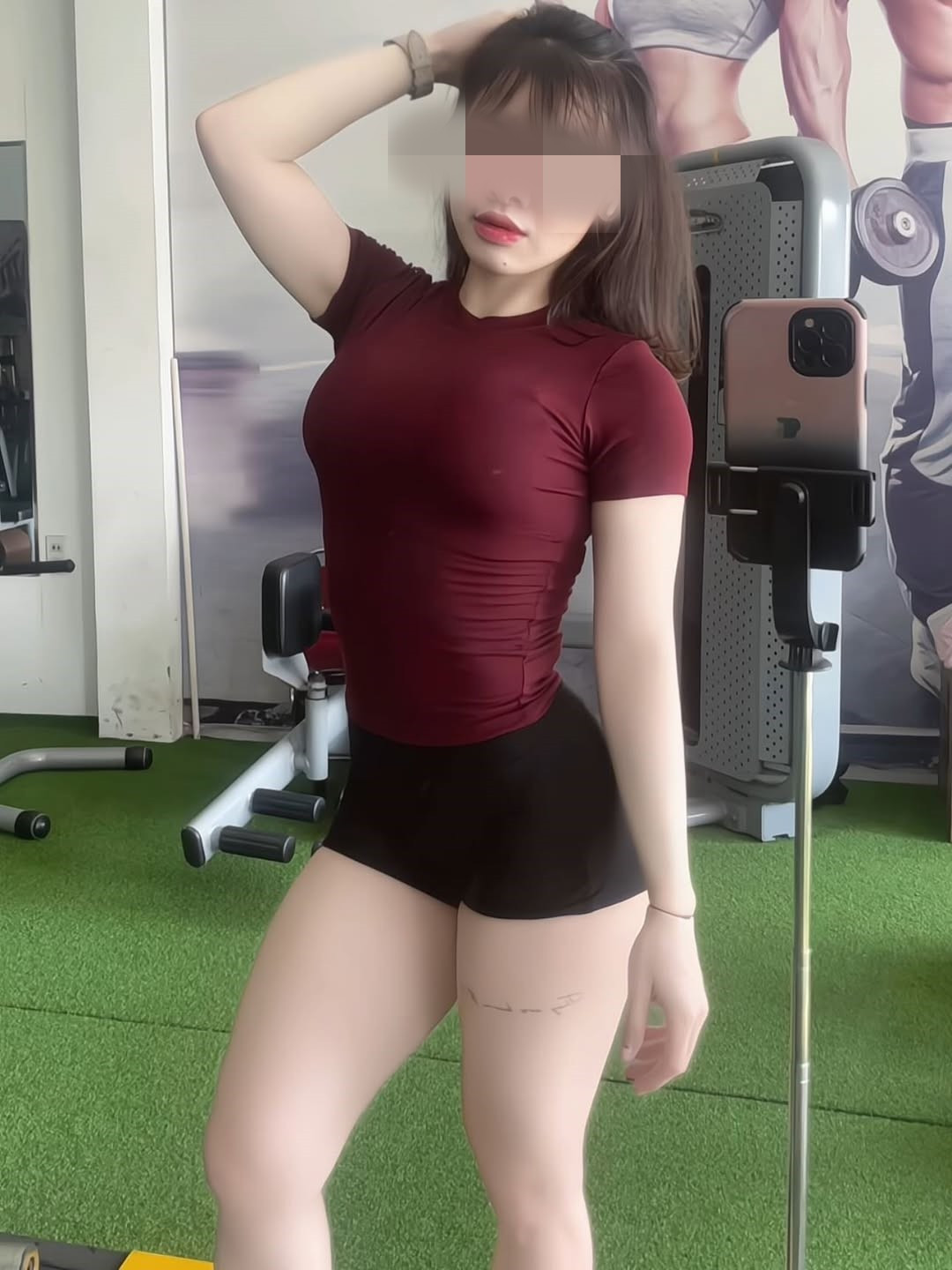 Ngược lại, cũng có ý kiến cho rằng PT này chỉ đang làm đúng công việc của mình và không có gì sai khi chia sẻ những kỹ thuật tập luyện một cách sinh động.