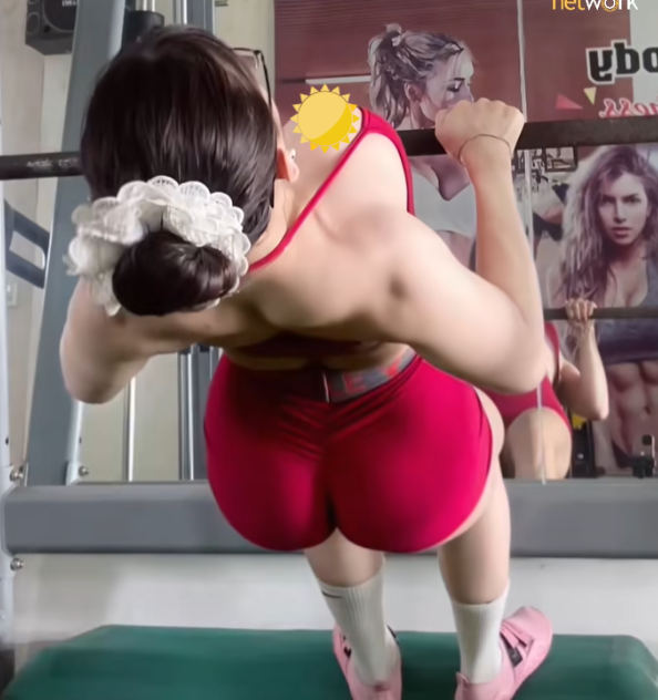 Cụ thể, K.N - một nữ PT gym nổi tiếng trên mạng xã hội với hơn nửa triệu người theo dõi, mới đây đã chia sẻ video hướng dẫn bài tập với góc quay tập trung vào phần cơ thể nhạy cảm.