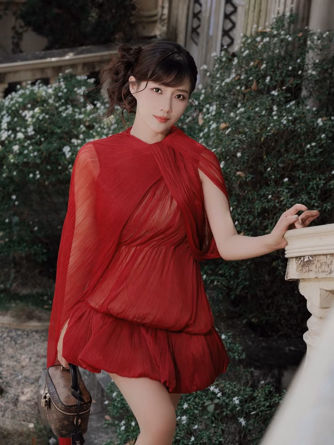 Phong cách tạo hình này giúp Kiều Trinh Xíu vừa giữ được vẻ trẻ trung, dễ thương quen thuộc, vừa mang hơi hướng sang trọng, trưởng thành. Không ít người dành lời khen cho thần thái ngày càng tự tin, cuốn hút của cô nàng trong từng khung hình.