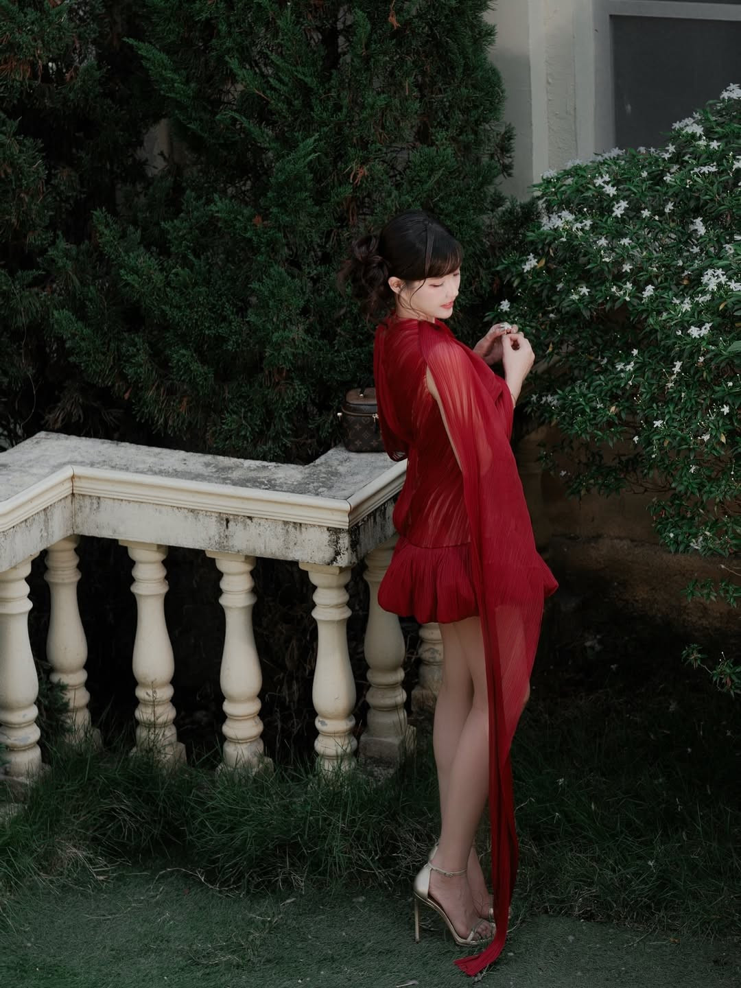 Kiểu tóc búi thấp kết hợp vài lọn tóc buông nhẹ trước trán càng làm tôn lên đường nét thanh tú trên gương mặt.