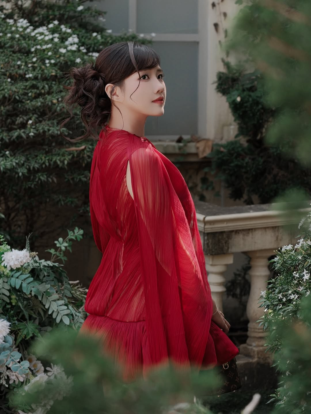 Trong loạt hình được chia sẻ, Kiều Trinh Xíu lựa chọn thiết kế váy đỏ nổi bật với chất liệu mềm mại, bay bổng.