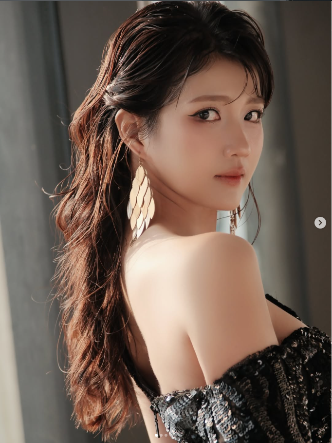 Hình ảnh cô nàng đi mua bánh tráng trộn bất ngờ được lan truyền rộng rãi, từ đó nickname “hot girl bánh tráng trộn” ra đời và gắn liền với tên tuổi của cô suốt một thời gian dài. Gương mặt xinh xắn, nét đẹp tự nhiên cùng nụ cười hiền lành đã giúp Kiều Trinh nhanh chóng chiếm được cảm tình của cư dân mạng.