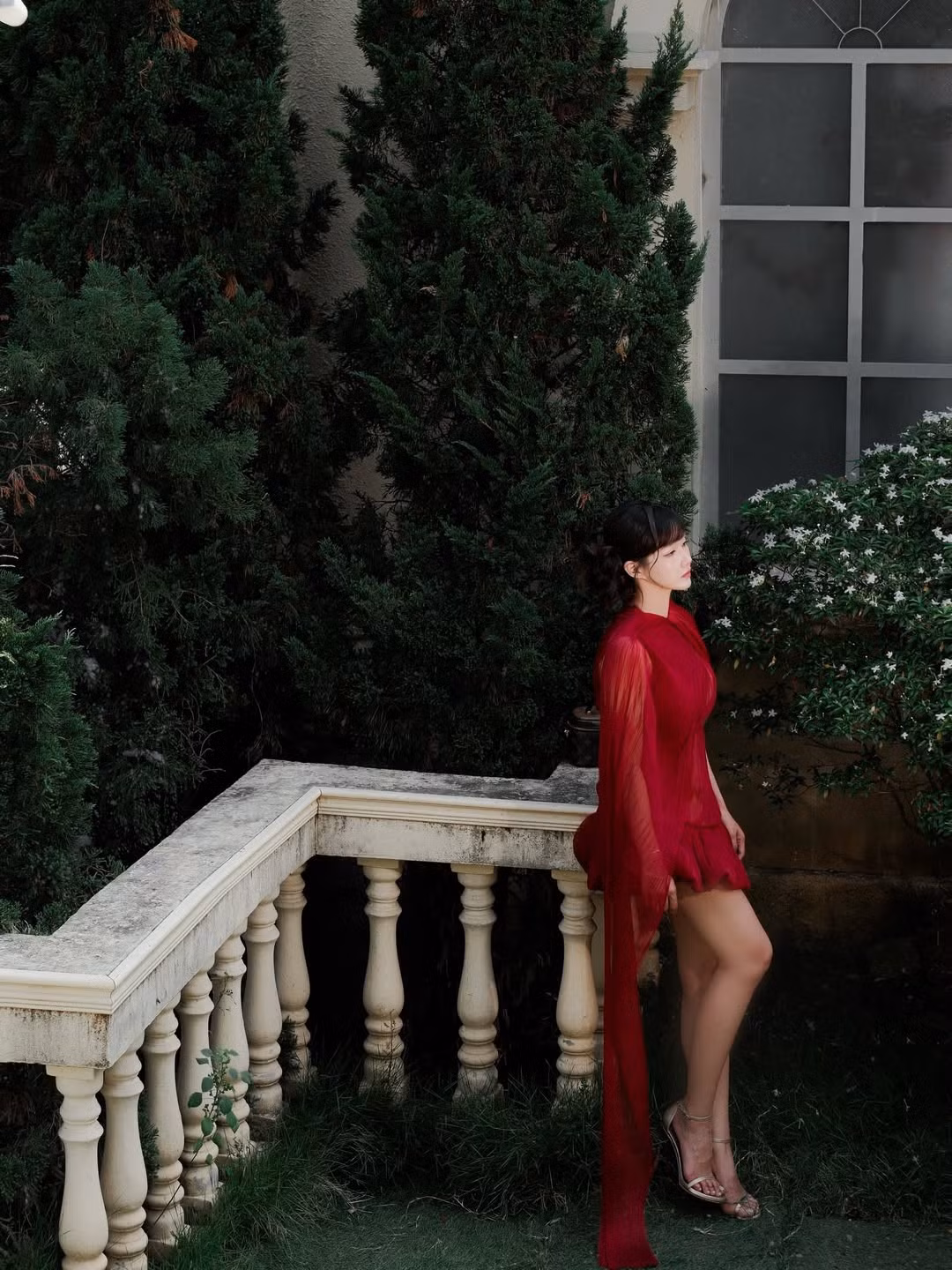 Gam màu đỏ rực không chỉ giúp nàng hot girl trà sữa trở nên nổi bật giữa khung cảnh xanh mát mà còn tôn lên làn da trắng sáng cùng thần thái dịu dàng, nữ tính.