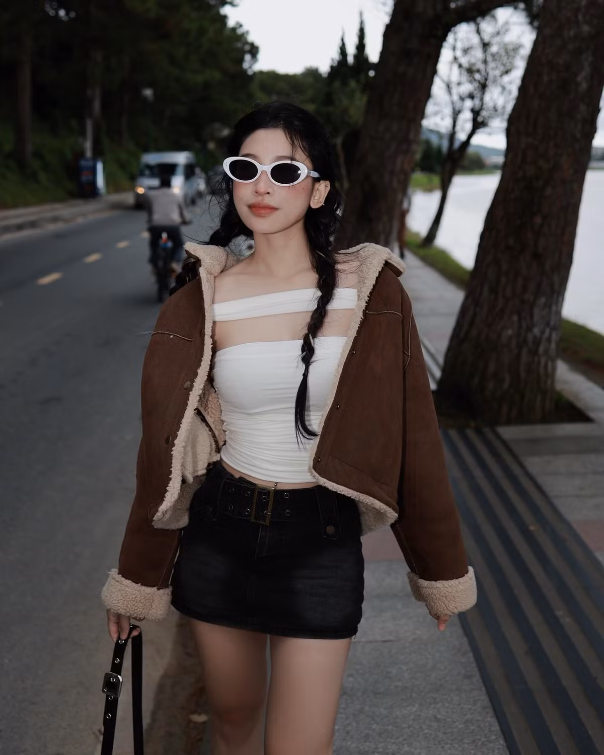 Lily Phan còn diện trang phục quyến rũ, nửa kín nửa hở, mạnh dạn bung cúc áo sơ mi, để lộ cả nội y lẫn vòng 1 căng tràn hờ hững. Bước chuyển đột phá này khiến nữ streamer trở thành đối tượng mà các "chủ thầu" booking nhạy cảm nhắm đến.