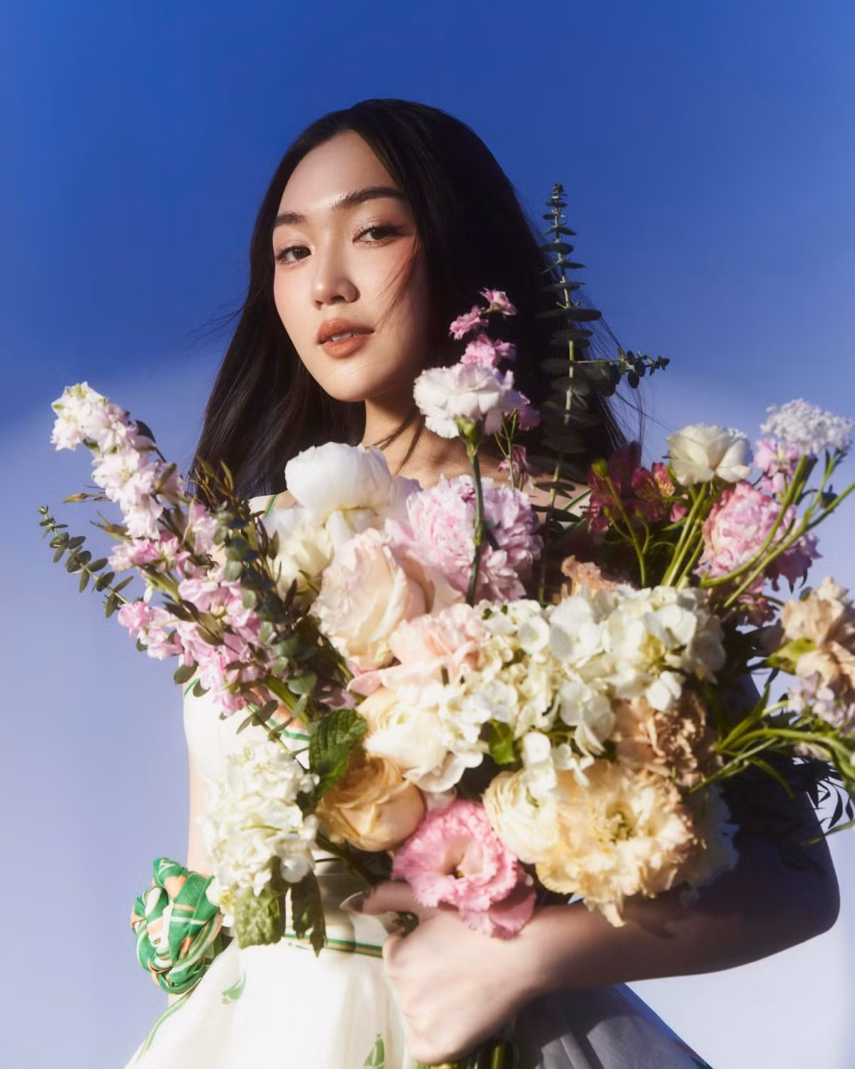 Chloe Nguyễn - nữ beauty blogger nổi tiếng với hơn 760.000 người theo dõi trên Instagram - đăng tải khoảnh khắc được bạn trai Phạm Minh Trí (nickname Zim) cầu hôn tại Kyoto, Nhật Bản.