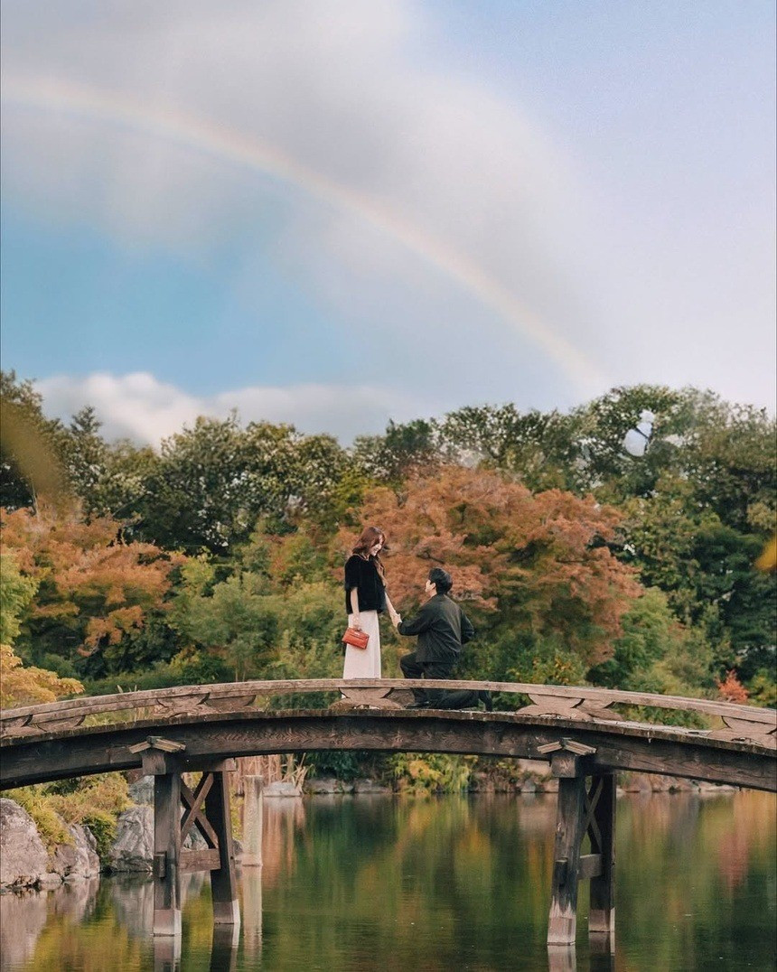 Nữ rich kid viết ngắn gọn nhưng đầy cảm xúc: "OMG, I’m finally using this emoji" (tạm dịch: Không thể tin được, cuối cùng tôi cũng được dùng emoji này), kèm theo biểu tượng nhẫn cầu hôn.