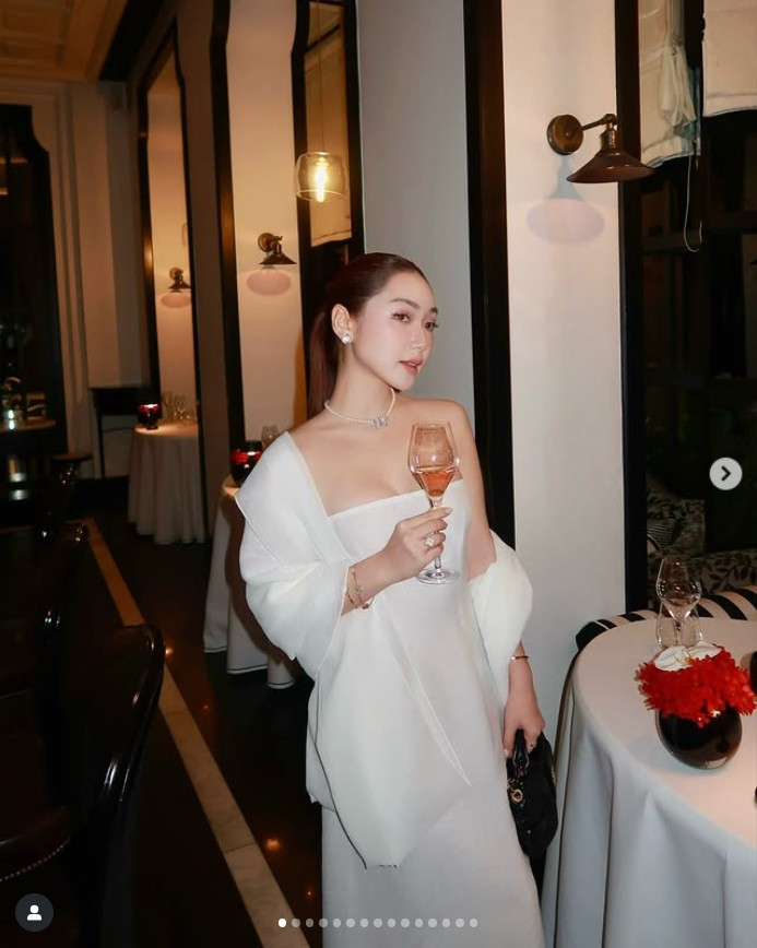 Nhờ cách nói chuyện tự nhiên, gu thẩm mỹ tinh tế, Chloe nhanh chóng trở thành gương mặt được nhiều thương hiệu lớn tin tưởng hợp tác.