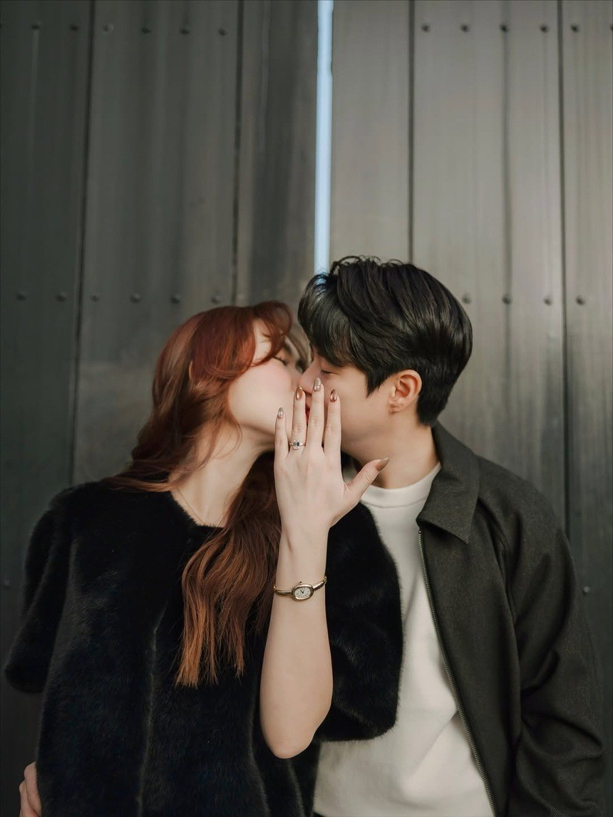 Bạn trai của Chloe Nguyễn cũng đăng tải khoảnh khắc đặc biệt kèm dòng chia sẻ dí dỏm: "Sau rất nhiều email lên kế hoạch và tin nhắn bí mật, xin thông báo là Zim đã hỏi vợ thành công ạ".