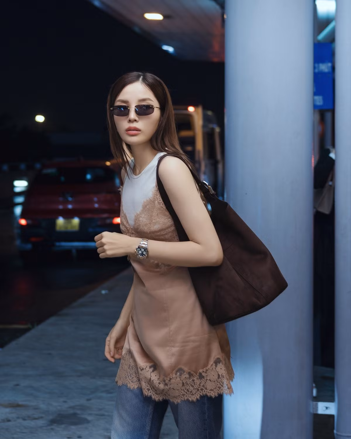 Giờ Hoa hậu quê Nam Định (cũ) đã sang hình tượng phụ nữ trưởng thành, tinh tế với những trang phục đơn giản, gam màu nhã nhặn.