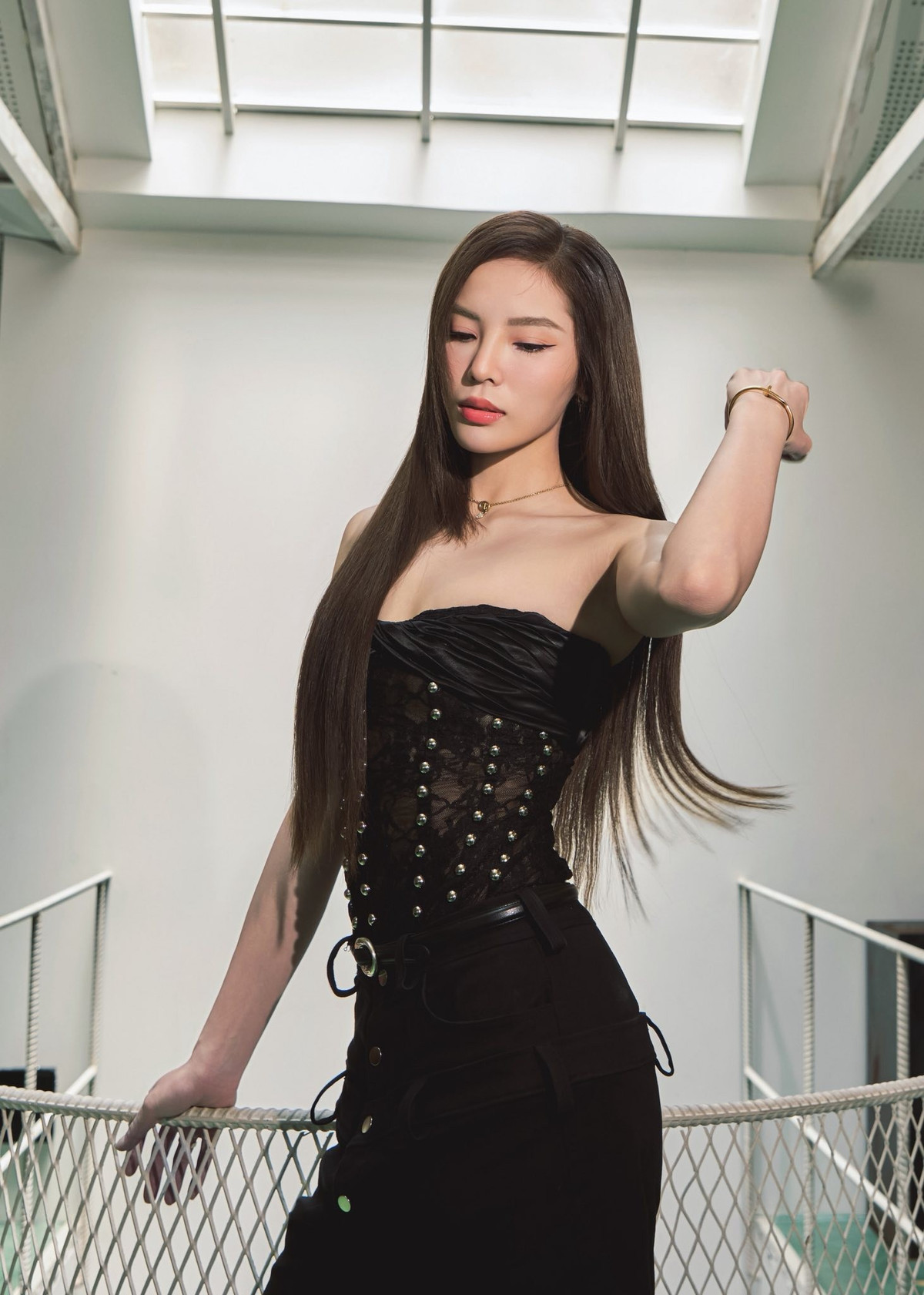 Ngoài việc giúp nâng cấp phong cách, việc hạ size vòng 1 dường như cũng giúp Kỳ Duyên ghi điểm hơn từ catwalk đến hình ảnh cá nhân.