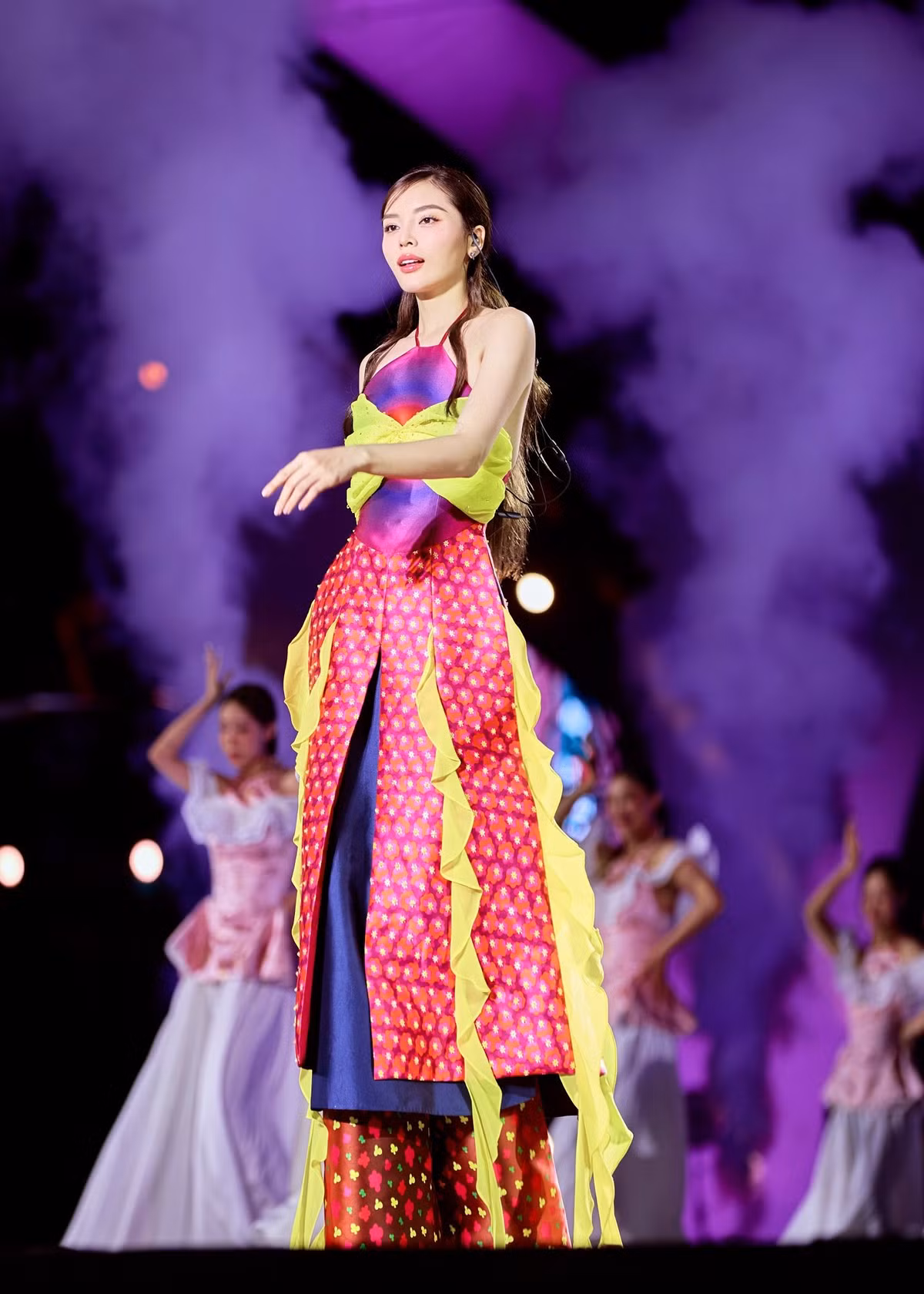 Nhìn loạt ảnh "chanh sả" và xịn xò gần đây, netizen cho rằng quyết định hạ size vòng 1 là quá đúng đắn