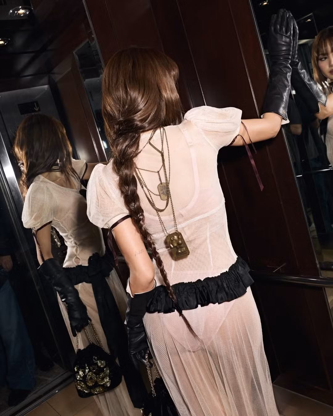 Mái tóc nâu buông nhẹ, điểm fringe mỏng giúp Lisa trông vừa quyến rũ vừa hiện đại. Nhiều khán giả nhận xét, thần thái tự tin và khả năng “cân” mọi concept là yếu tố khiến Lisa luôn nổi bật mỗi lần xuất hiện.