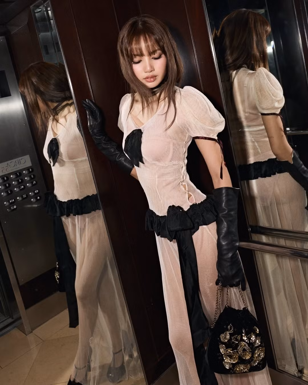 Nhan sắc của nữ ca sĩ tiếp tục là tâm điểm. Gương mặt xinh đẹp với đường nét sắc sảo, đôi mắt to tròn và làn da mịn màng được tôn vinh nhờ phong cách trang điểm trong trẻo pha chút sắc sảo.