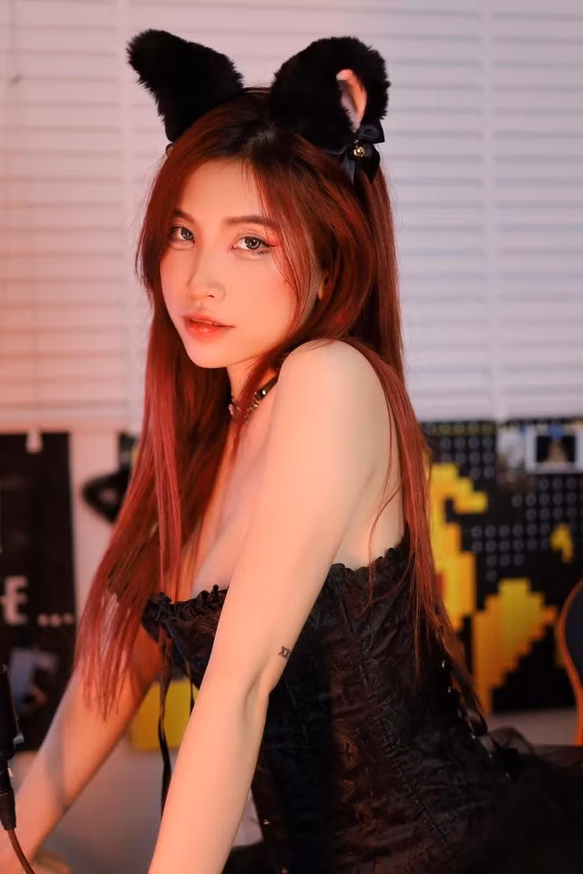Nữ streamer không chỉ chinh phục người xem bằng kỹ năng chơi game ấn tượng mà còn bởi phong cách trò chuyện hài hước, duyên dáng.