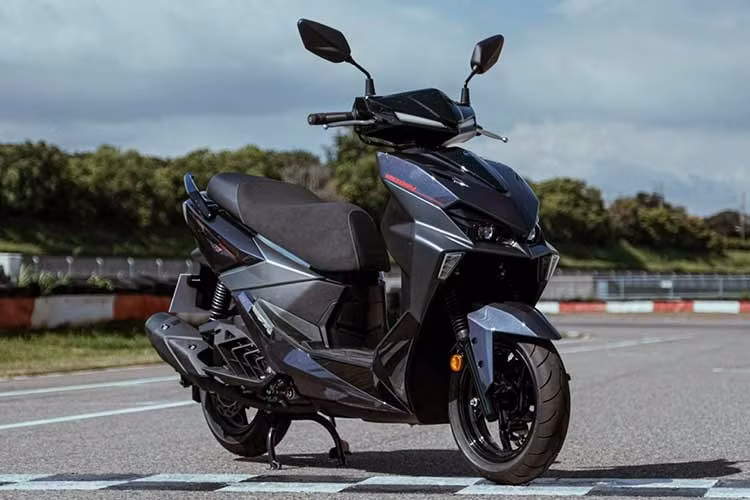 SYM vừa ra mắt JET SL và JET SL+ 2026 tại đường đua Lihpao Karting ở Đài Trung, Đài Loan. Với mẫu tay ga thể thao này, SYM đã mạnh dạn đưa công nghệ đường đua của mình ra thị trường, nâng cấp toàn diện bốn mong muốn chính của người dùng xe hiệu suất cao: "ngoại hình thời trang", "khả năng điều khiển nhạy bén", "hiệu năng mạnh mẽ" và "an toàn, yên tâm".