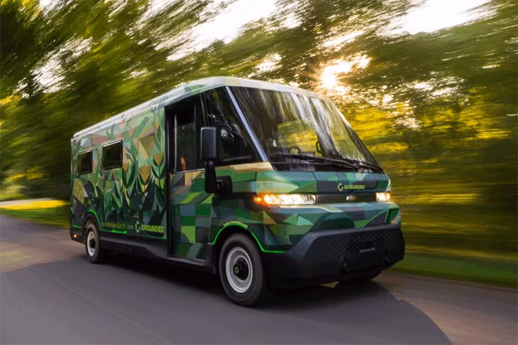 Grounded định vị G3 ở phân khúc cao cấp với mức giá khởi điểm từ 165.000 USD và có thể lên tới 200.000 USD tùy cấu hình (khoảng 4,3 – 5,2 tỷ đồng). Mức giá này tương đương với những mẫu xe sang như Porsche Cayenne hay BMW X7, nhưng đổi lại là trải nghiệm sống, làm việc và di chuyển linh hoạt, thân thiện môi trường.