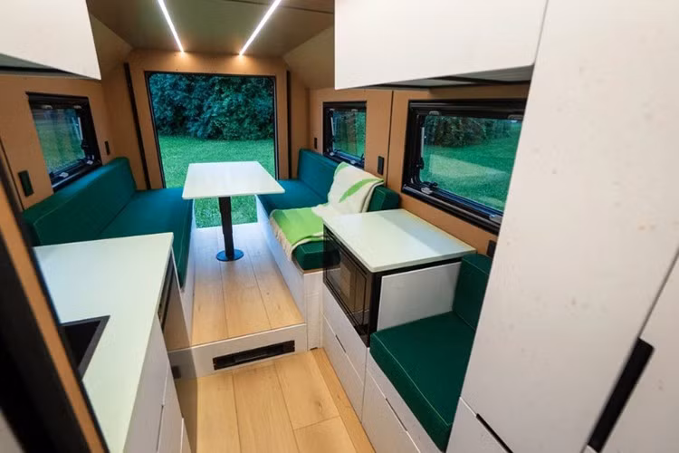 Grounded G3 được giới thiệu là nhà di động “bốn mùa” nhờ vào khả năng cách nhiệt cao, kết cấu vững chắc và hệ thống pin có thể tự làm ấm trong điều kiện thời tiết khắc nghiệt, với khả năng hoạt động ổn định ở nhiệt độ xuống tới -17,78°C. Xe sử dụng khung gầm phụ bằng nhôm gia cường giúp giảm trọng lượng, đồng thời tăng độ bền và khả năng chịu tải.