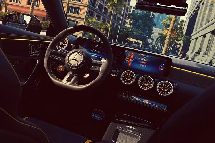 Nội thất phiên bản này có ghế AMG Performance độc ​​đáo có MB-Tex màu đen và bọc sợi nhỏ. Ghế cũng có đường khâu tương phản màu vàng cũng như thêu "45 S" trên tựa đầu.