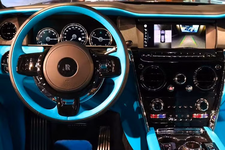 Được gọi bằng cái tên Rolls-Royce Cullinan II, mẫu SUV siêu sang này chỉ thay đổi nhẹ so với phiên bản cũ. Thay đổi dễ nhận thấy nhất của Cullinan II nằm ở dải đèn LED định vị ban ngày hình chữ "V" mới, bao quanh đèn pha nằm ngang. Theo hãng Rolls-Royce, đèn LED định vị ban ngày của xe được lấy cảm hứng thiết kế từ các tòa nhà chọc trời trong thành phố.