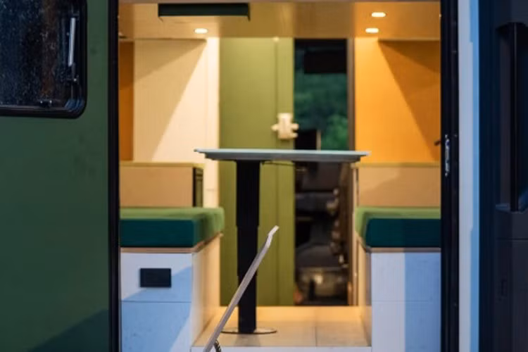 G3 còn sở hữu hàng loạt trang bị đáng chú ý như: hệ thống điều hòa gắn trần, kết nối Internet vệ tinh qua Starlink, giám sát từ xa qua ứng dụng Grounded+ App. Nóc xe được tích hợp hệ thống điện mặt trời 1.000W, kết hợp với bộ pin LiFePO4 20kWh và hệ thống sạc 1.400W giúp đảm bảo hoạt động ổn định kể cả khi không kết nối lưới điện.