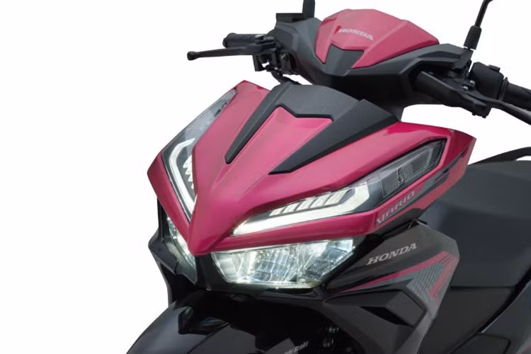 Ngoài ra còn có bảng đồng hồ LCD hiện đại, cùng hệ thống đèn LED toàn diện. Xe có dung tích bình xăng 5,5 lít, trọng lượng 112 kg và chiều cao yên 769 mm, phù hợp với nhiều đối tượng người dùng.