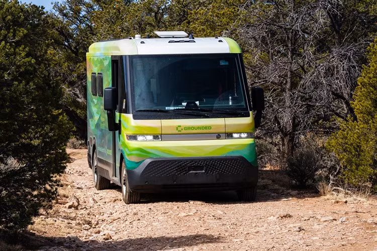 Xe tương thích với hệ thống sạc nhanh chuẩn CCS, đồng thời có bộ chuyển đổi sang chuẩn NACS để sử dụng mạng lưới sạc của Tesla - một điểm cộng lớn về khả năng tiếp cận trạm sạc trên hành trình dài.