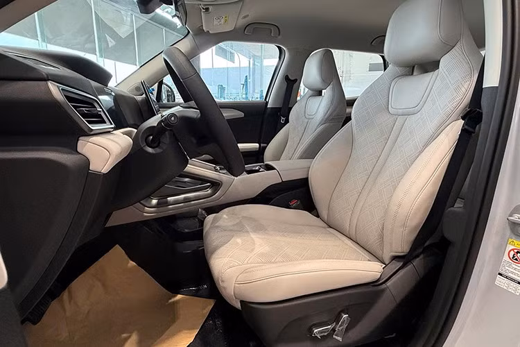 Ngoài ra, xe còn có hệ thống điều hòa tự động, lọc bụi mịn PM 2.5, màn hình cảm ứng 12,8 inch tích hợp nhiều chức năng và trợ lý điều khiển bằng giọng nói (có hỗ trợ tiếng Việt với 230 câu lệnh). Đáng chú ý, BYD Atto 2 còn được trang bị dàn âm thanh 6 loa và tính năng giải trí cho phép người dùng có thể hát karaoke.