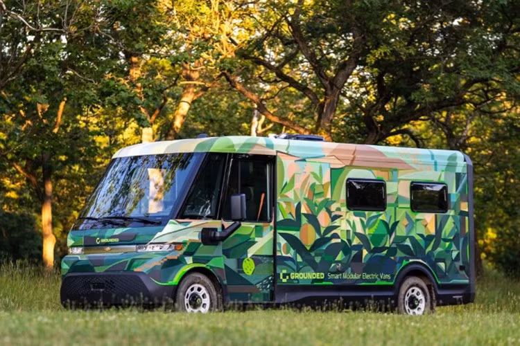 Được phát triển từ phản hồi thực tế của người dùng, G3 hứa hẹn định hình lại khái niệm về một “ngôi nhà trên bánh xe” trong tương lai. Grounded G3 là mẫu xe motorhome thuần điện, phát triển dựa trên khung gầm Chevrolet BrightDrop Zevo 400 hoặc 600 do General Motors cung cấp.