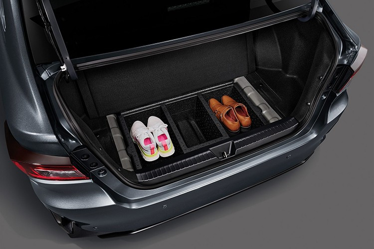 VMẫu sedan mới còn được trang bị tiêu chuẩn gói Toyota Safety Sense, bao gồm: Phanh khẩn cấp tự động (Pre-Collision System); Cảnh báo lệch làn &amp; hỗ trợ đánh lái; Cảnh báo phương tiện phía trước di chuyển; Kiểm soát bàn đạp nhằm tránh nhầm lẫn chân ga; Điều khiển hành trình thích ứng toàn dải tốc độ (full-speed radar cruise control) Camera toàn cảnh 360 độ.