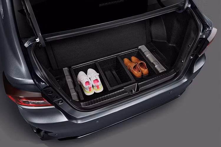 VMẫu sedan mới còn được trang bị tiêu chuẩn gói Toyota Safety Sense, bao gồm: Phanh khẩn cấp tự động (Pre-Collision System); Cảnh báo lệch làn &amp; hỗ trợ đánh lái; Cảnh báo phương tiện phía trước di chuyển; Kiểm soát bàn đạp nhằm tránh nhầm lẫn chân ga; Điều khiển hành trình thích ứng toàn dải tốc độ (full-speed radar cruise control) Camera toàn cảnh 360 độ.