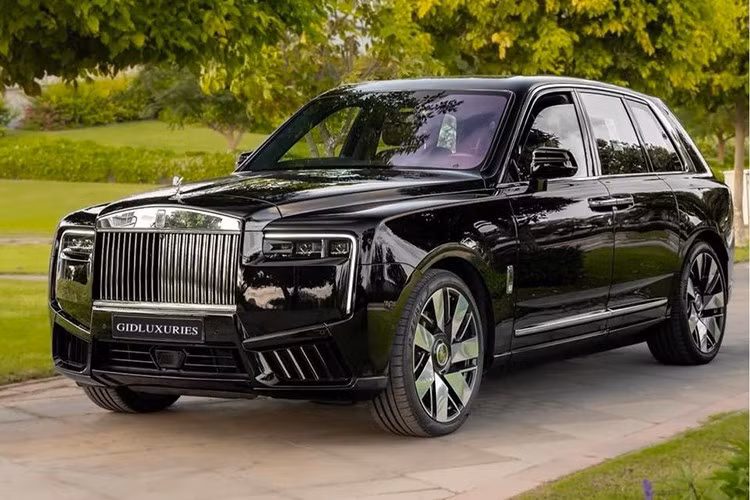 Mới đây, 1 người chuyên mua bán xe sang ở Hà Nội đã chia sẻ hình ảnh showroom xe của mình, và nhân vật khiến các đại gia quan tâm, lại được giấu rất kỹ, nhưng qua đôi mắt cũng như cản va trước, không quá khó để nhận ra đây là Rolls-Royce Cullinan Series II mới tinh.