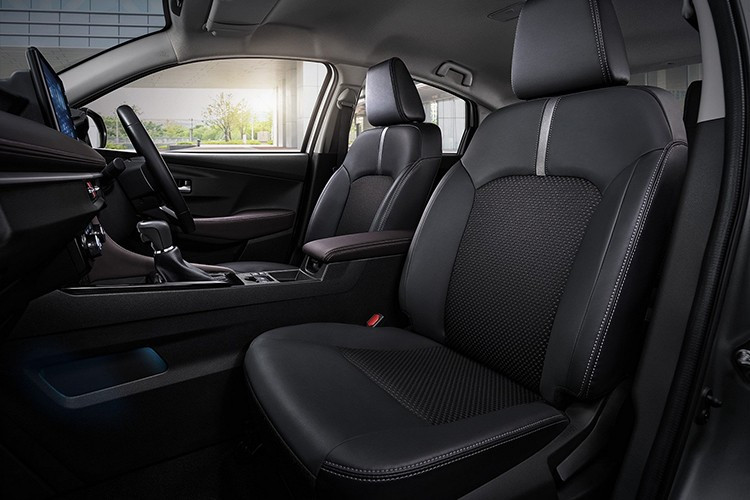 Xe được trang bị nhiều tính năng cao cấp như: Đèn viền nội thất 64 màu; Phanh tay điện tử tích hợp giữ phanh tự động; Chìa khóa thông minh và nút bấm khởi động; Hệ thống giải trí hỗ trợ Apple CarPlay và Android Auto Điều hòa tự động đi kèm cửa gió cho hàng ghế sau...