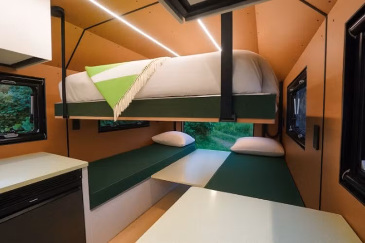 Một trong những điểm nhấn lớn nhất trên G3 là thiết kế giường đa vị trí. Khi cần nghỉ ngơi, giường có thể hạ xuống tối đa để mở rộng không gian nằm. Khi không sử dụng, giường sẽ được nâng lên chỉ bằng một nút bấm, tạo thành một phòng khách hoặc nơi làm việc ở bên dưới, lý tưởng cho những người làm việc từ xa.