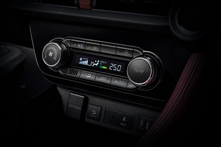 Về an toàn, Yaris ATIV Hybrid tiếp tục giữ vững lợi thế với hàng loạt công nghệ hiện đại. Bên cạnh các hệ thống cơ bản như: Cân bằng điện tử VSC; Kiểm soát lực kéo; TRC Hỗ trợ khởi hành ngang dốc; HAC Cảnh báo điểm mù (BSM) Cảnh báo phương tiện cắt ngang khi lùi (RCTA).