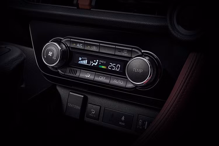 Về an toàn, Yaris ATIV Hybrid tiếp tục giữ vững lợi thế với hàng loạt công nghệ hiện đại. Bên cạnh các hệ thống cơ bản như: Cân bằng điện tử VSC; Kiểm soát lực kéo; TRC Hỗ trợ khởi hành ngang dốc; HAC Cảnh báo điểm mù (BSM) Cảnh báo phương tiện cắt ngang khi lùi (RCTA).