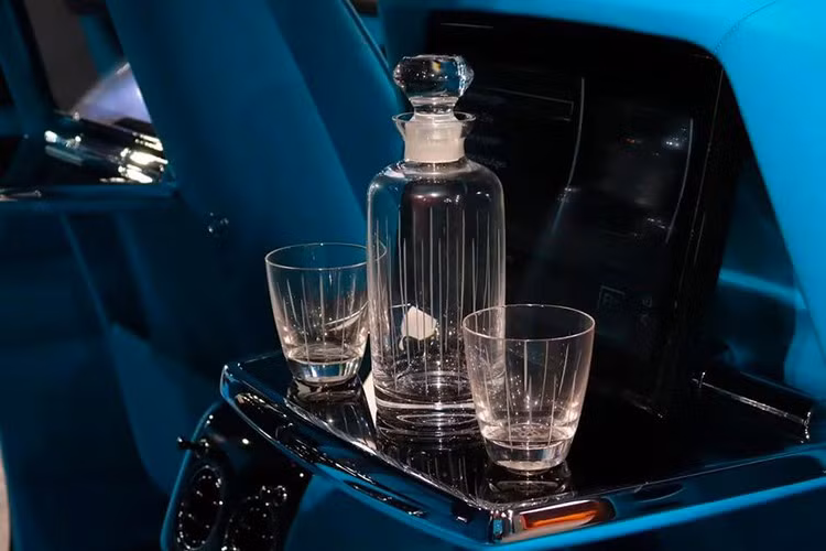 Những khu vực còn lại của ngoại thất không có gì mới so với phiên bản cũ. Trong khi đó, nội thất được bổ sung mặt táp-lô kỹ thuật số tương tự người anh em Rolls-Royce Spectre EV. Bên dưới đồng hồ là biểu tượng "thiếu phụ bay" Spirit of Ecstasy nhỏ.