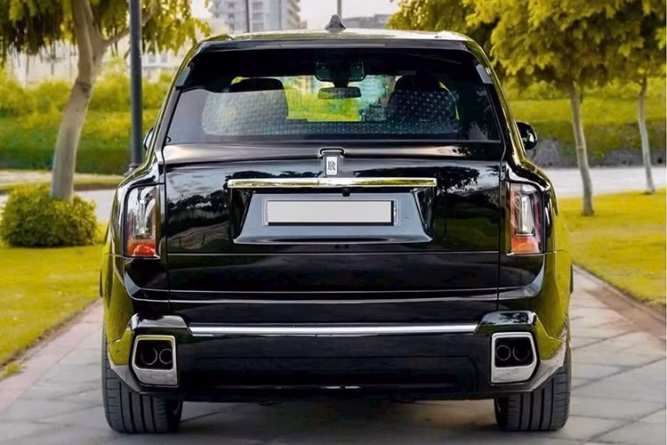 Ngoại thất của chiếc SUV siêu sang Rolls-Royce Cullinan Series II đầu tiên về Việt Nam có màu đen cùng nội thất xanh dương. Cullinan là dòng xe siêu sang gầm cao đã lần đầu tiên trình làng vào năm 2018.