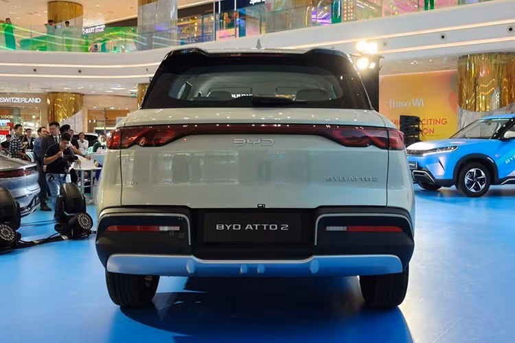 Mẫu xe điện này được BYD trang bị hệ thống đèn pha LED tích hợp tính năng đèn chờ dẫn đường (Follow Me Home). Bên cạnh đó, đèn định vị, đèn phanh, đèn hậu đều dùng công nghệ đèn LED giúp diện mạo trẻ trung của Atto 2 thêm phần hiện đại.