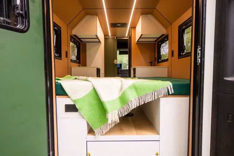 Cửa sau xe được thiết kế mở rộng, tích hợp cửa sổ lớn giúp đón ánh sáng tự nhiên và mang lại cảm giác gần gũi với thiên nhiên. Khả năng cách nhiệt tốt cũng giúp Grounded G3 thích hợp sử dụng cả vào mùa đông. Không gian lưu trữ cũng được tối ưu hóa với nhiều điểm gắn đồ thông minh, cho phép người dùng mang theo đầy đủ vật dụng cho hành trình dài ngày.