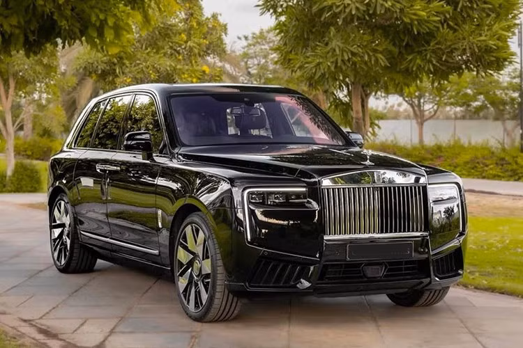 Rolls-Royce Cullinan Series II là một trong những mẫu SUV hạng sang cao cấp nhất hiện nay, và sự xuất hiện của chiếc xe đầu tiên tại Việt Nam đánh dấu sức hút không nhỏ của thương hiệu này đối với giới thượng lưu trong nước.