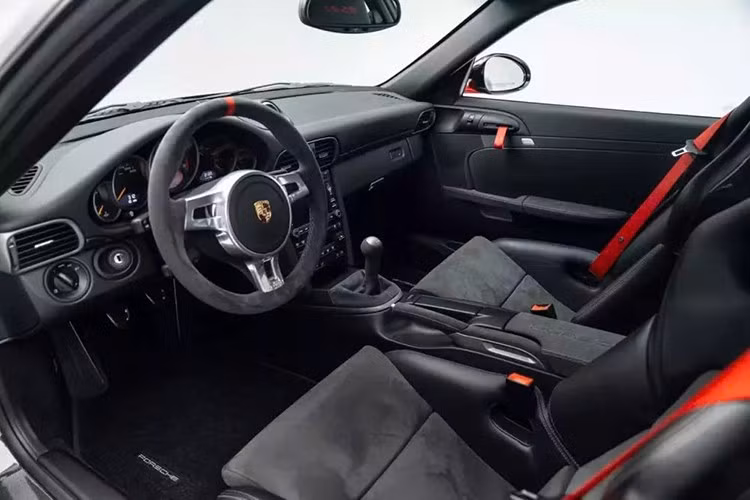 Trên thực tế, đây là 1 trong số 39 chiếc xe có lớp sơn phủ Paint-to-Sample, 1 chương trình cá nhân hóa với màu sơn từ vài trăm triệu đồng đến tỷ đồng. Mặc dù màu GT Silver của xe có thể không phải là màu đặc biệt nổi bật trong bảng màu đắt đỏ của hãng, nhưng trông nó thực sự tuyệt vời.